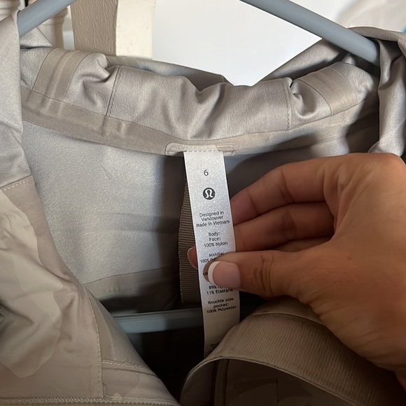 NWT Lululemon Rain Jacket - Picture 6 of 9